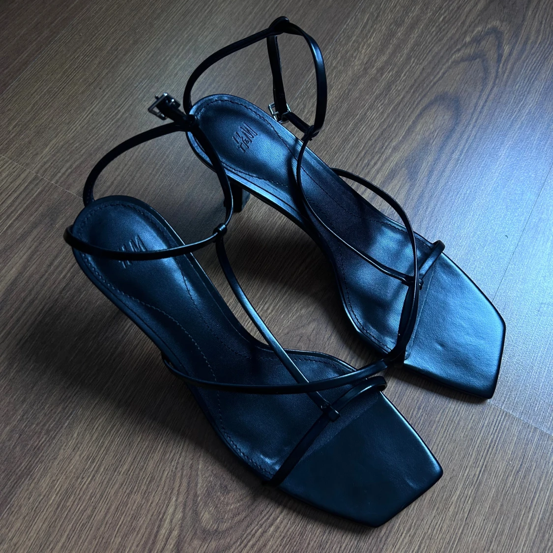 Svarta sandaler med smala remmar H&M