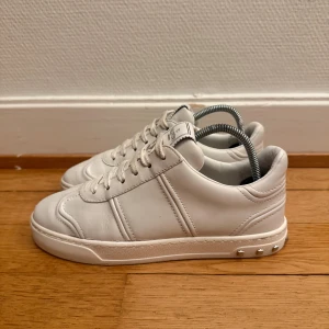 Valentino flycrew sneakers  - Säljer nu dessa fina valentino skor | Storlek 36,5 men sitter som 37,5 | Äkthetsbevis ingår | Hör gärna av er vid frågor eller funderingar 