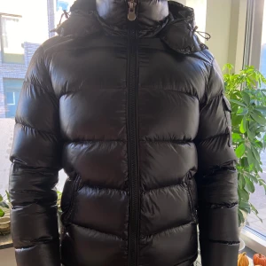 Moncler jacka maya herr storlek M/L - Använd några gånger och i väldigt bra skick. Kontakta gärna vid intresse eller fler bilder 😊