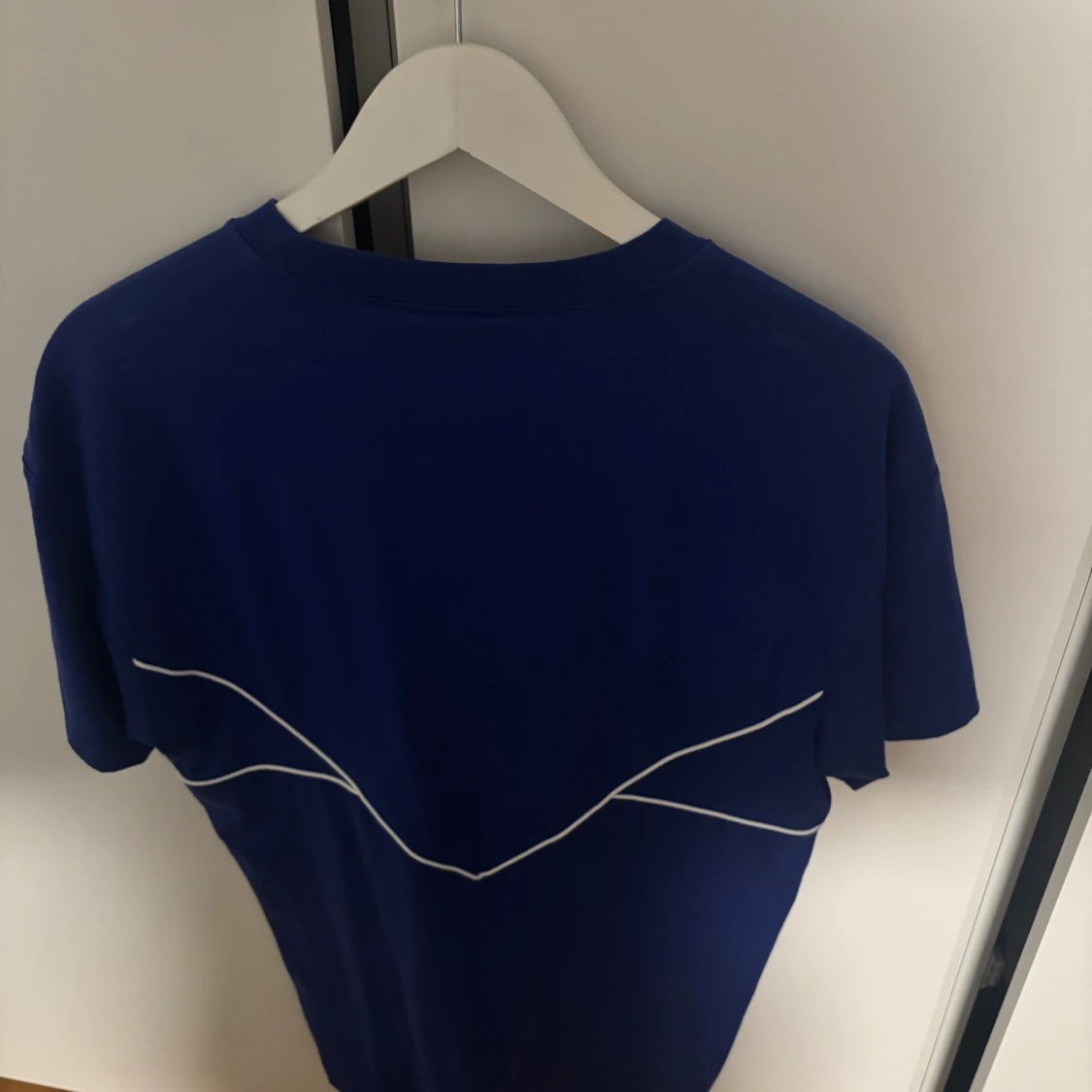 Blå Adidas t-shirt med vita linjer - 1