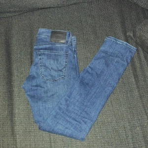 Mörkblå J&J jeans - Köpta för ca 2 veckor sedan, riktigt snygga jeans i storlek 30/32, däremot passar de utan skärp på mig som i vanliga fall använder 29/32! Nypris var 800kr mitt pris är 500kr då de knappt är använda och definitivt nyskick utan några defekter alls🙌🏼 Skriv gärna vid frågor och skicka gärna prisförslag🫱🏼‍🫲🏽