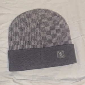 Lvmössa grå - Mössan säljs för endast 300kr och är oanvänd den kommer även med lapp och påse