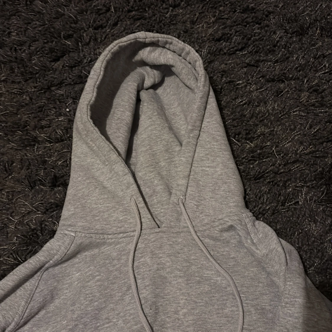 Grå hoodie med huva och ficka - 1