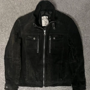 Svart Mocka Jacka - Tja säljer nu ett svart fodrad mocka jacka i storlek M för endast 899kr! Pris är ej hugget i sten, hör av er i dm vid funderingar 🙌