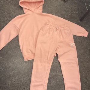 Boohoo rosa mjukisbyxor och hoodie - Säljer ett ljusrosa mjukissätt för 200kr!