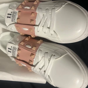 White Pink Sneaker Skor för tjej - storlek 39 😊 Deal på 1050, finns i silverfärg 😊