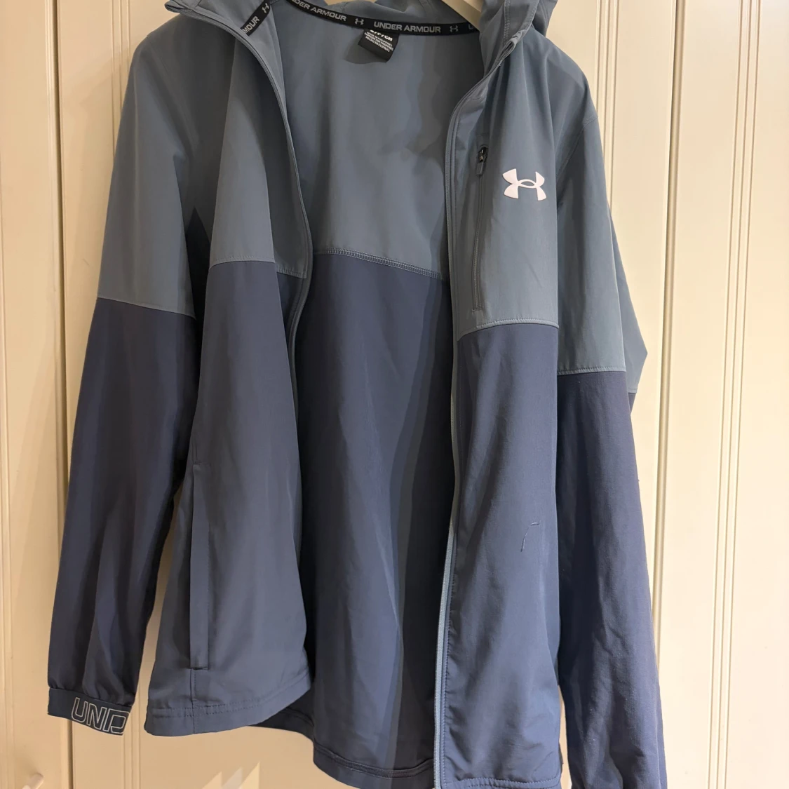 Blå vindjacka från Under Armour