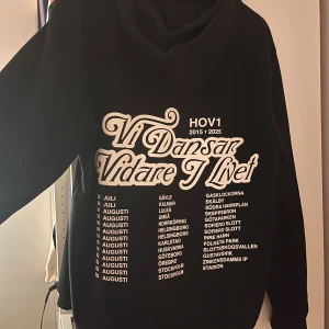 Slutsåld Hov1 hoodie - Slutsåld hoodie från Hov1 som jag köpte vid sista konserten. Knappt använd. I storlek S, inga defekter och i nytt skick. Köpt för 700kr