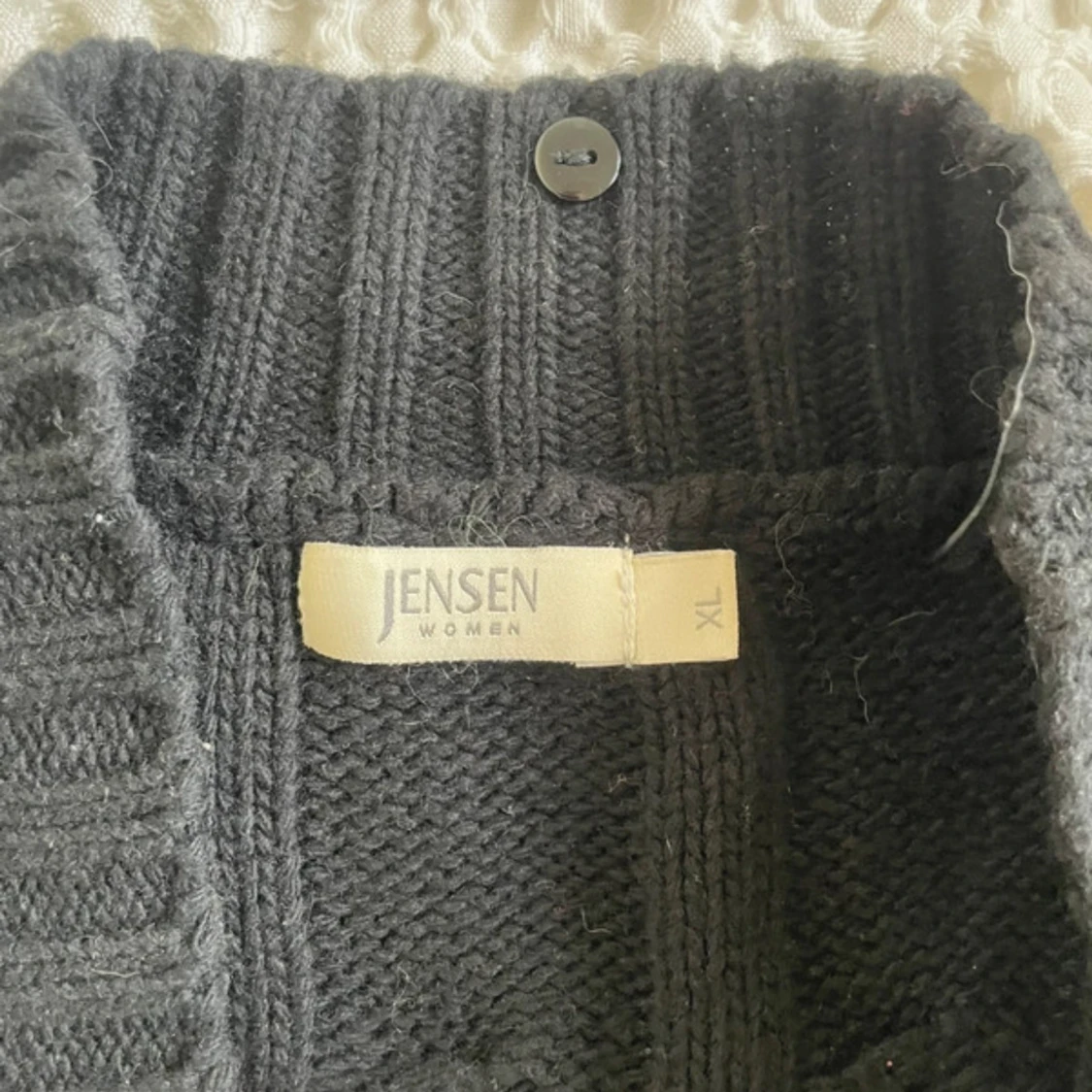 Svart stickad väst med bred krage - 4