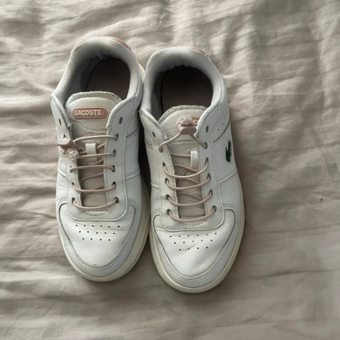Vita sneakers från Lacoste med rosa detaljer - 1