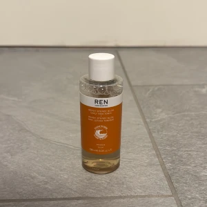 REN Ready Steady Glow Daily AHA Tonic - REN Ready Steady Glow Daily AHA Tonic, nypris 250kr. Nästan helfull!