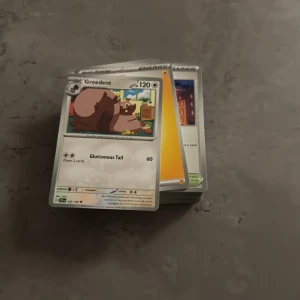 Massa Pokémonkort - En samling Pokémonkort med massa olika Perfekt för dig som vill bygga din egen lek, samla eller byta med vänner. Roligt och färgstarkt för både nya och erfarna samlare! Skapa episka strider och upptäck nya favoriter bland korten. Har allt möjligt är gammalt vill bara bli av med de 