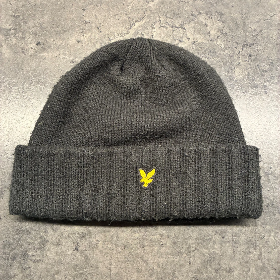 Svart stickad mössa från Lyle & Scott