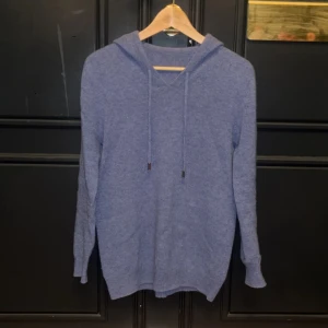 Blå merinoulls hoodie - Säljer en snygg merinoulls hoodie. DEN HAR KRYMPT I TVÄTTEN OCH SITTER SOM XS/XXS!Kan sänka priset mycket vid snabb affär! 