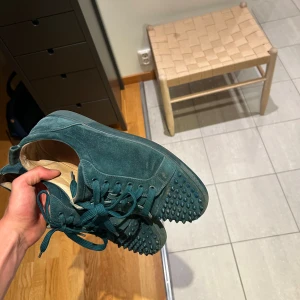  Loubs - Säljer ett par mörkgröna loubs. Skick 8/10, inga synliga defekter. Bara skorna tillkommer