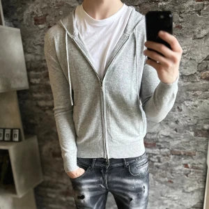 Ny Kashmir zip-hoodie - Helt ny, inga defekter. Storlek XS passar dig som är mellan 168-178cm ungefär. Modellen är 185 cm, 79 kg. Passar bra nu till vintern. Skriv för mer information!🤝 