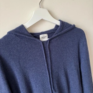 John Henric kashmir hoodie - Säljer denna riktigt feta mörkblå John Henric Kashmir hoodien!⭐️Storlek M passar M!🤝Skick : 9,5/10!👍Hör gärna av er om ni har funderingar!🙌