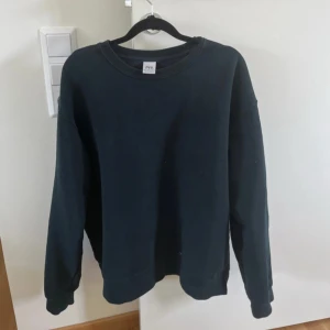 Mörkgrön tröja från Zara - Mörkgrön sweatshirt från Zara i strl L. Använd mycket få gånger och är i mycket bra skick!