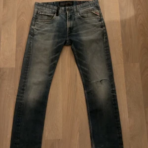 Replay jeans  - Replay storlek 32/32 med väldigt schysst tvätt och även en schysst liten slitning på knät. Priset är inte hugget i sten.