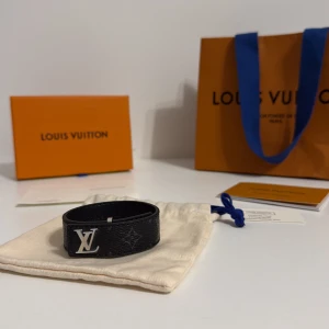 L och V armband - Helt ny fin läder