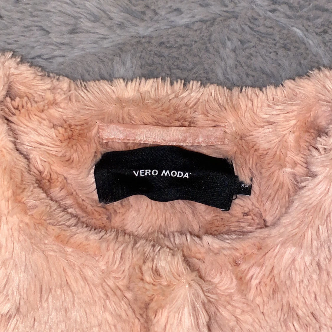 Ljusrosa pälsjacka från Vero Moda - 2