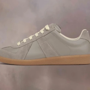 Maison margiela gats - Tja, har ett par maison margiela gats gråa som jag skulle vilja byta ut mot ett annat par skor. Storlek 42. Bilden är från deras hemsida, så skriv för bilder och annat. Box tillkommer