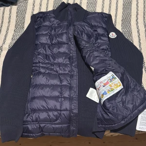 Cardigan  - Helt ny! Levereras inplastad med taggar. Fler bilder finns privat🙌🏼 Personen på bilden är 180cm och väger 80kg 