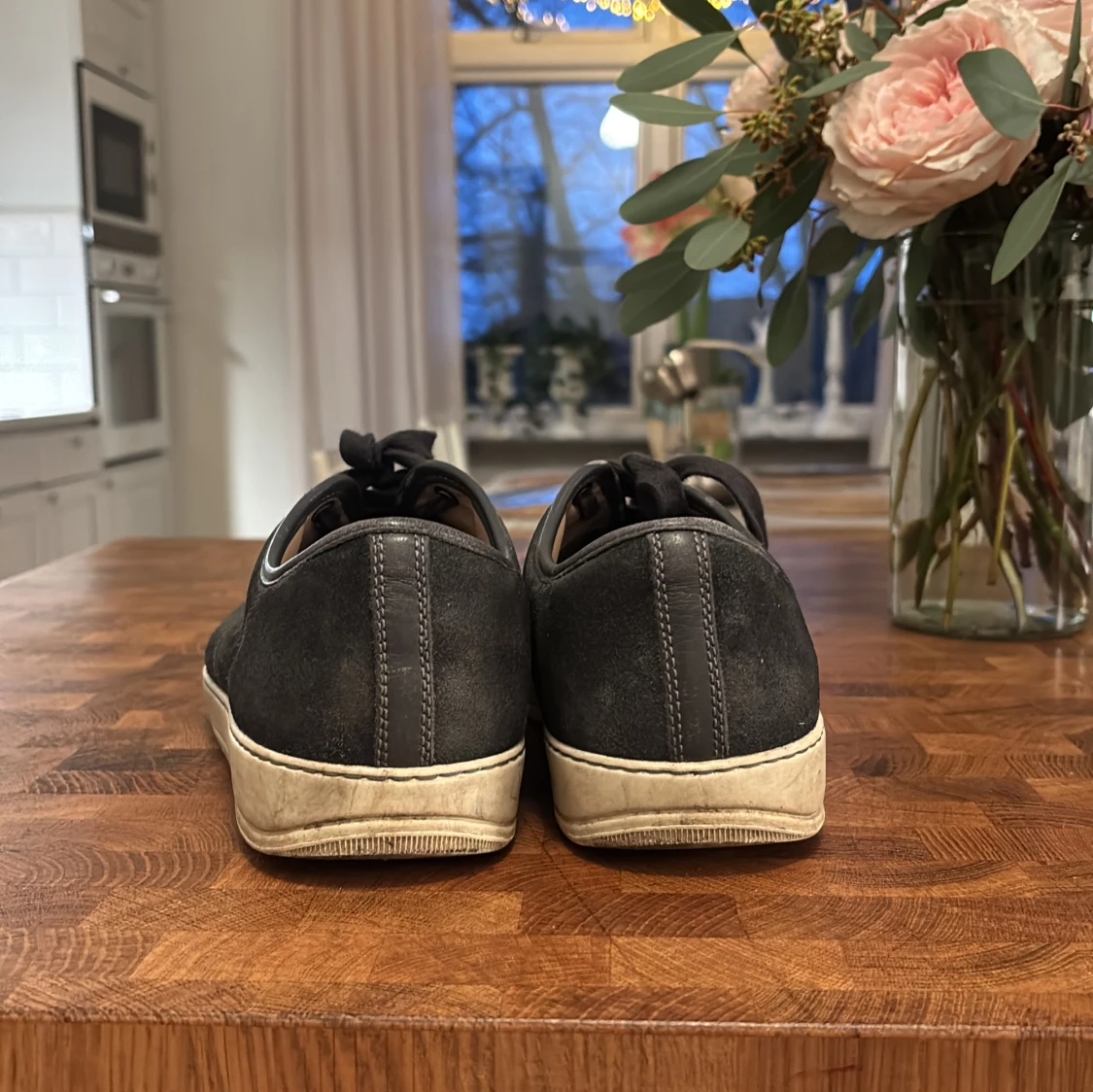 Svarta sneakers från Lanvin i mocka - 2
