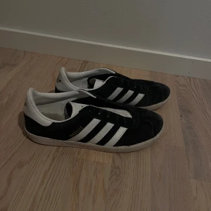 Svarta gazelle  - Fint skick, dock kommer de inte me skosnören. 🤎