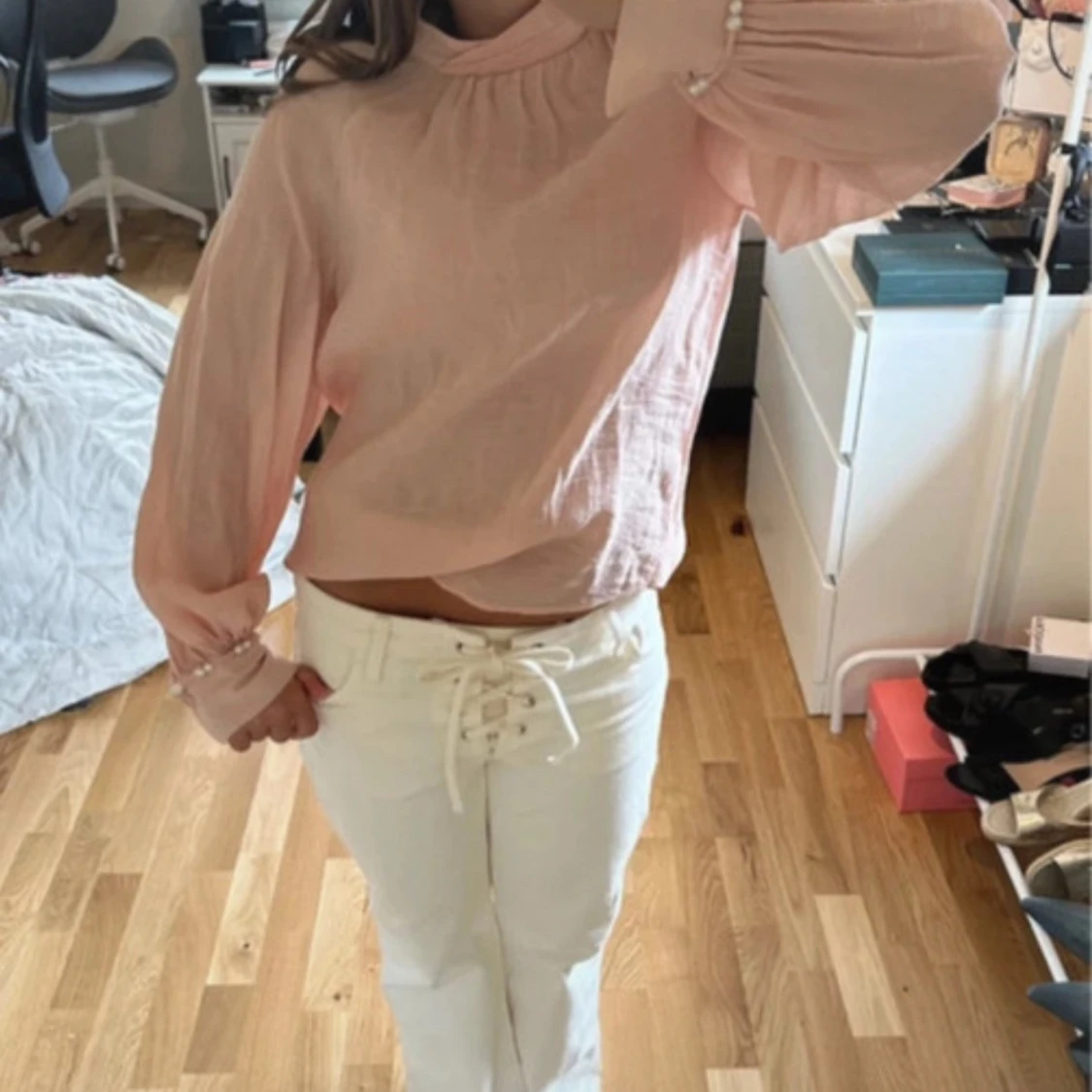 Ljusrosa blus med puffärm och pärlknappar - 1