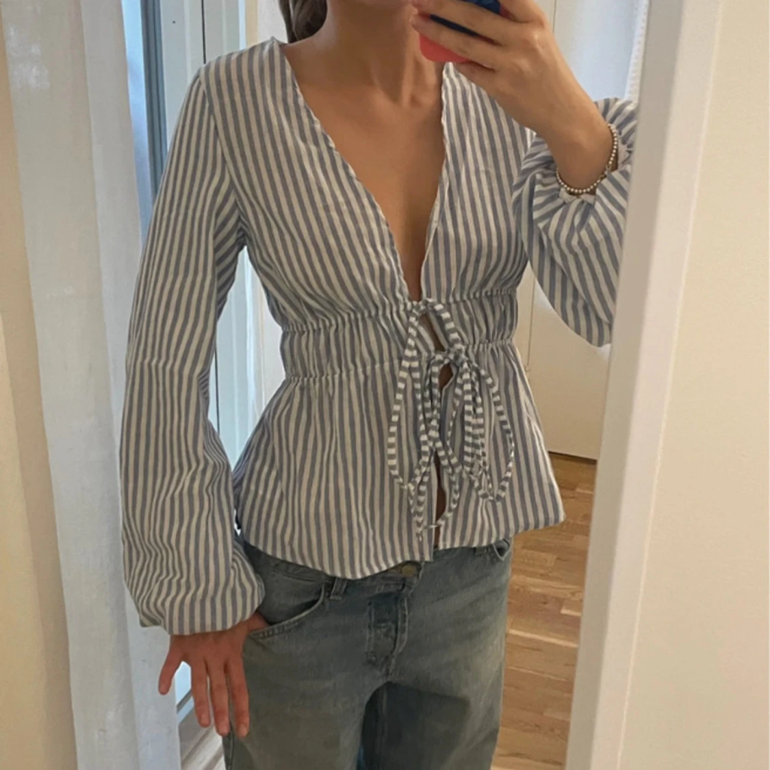 Blåvit randig blus med snörning - 2