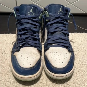 Air jordan 1 mid Mystic Navy blue mint - Ett par väldigt fina Air jordans som har blivit för små för mig. Skorna har blivit använda väl och tvättat dem så bra jag kan👍