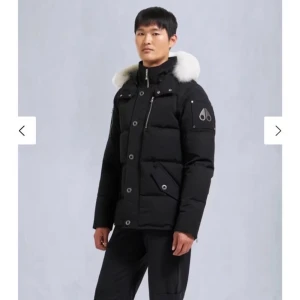 Moose Knuckles - Säljer en svart dunjacka från Moose Knuckles med vit päls på huvan. Jackan har lång ärm, dragkedja och knappar framtill, samt logga på ärmen. Köpt för 12 861kr på Miinto. Säljer den för 5500 då jag saknar kvitto och inte använder jackan nån mer. Den är i mycket bra skick och för bilder på jackan så skriv! 🤗🤗Inga defekter! Storlek S! Kommer tvättas på kemtvätt innan såld, köpt förra året så nästan som ny! Priset är disskuterbart.