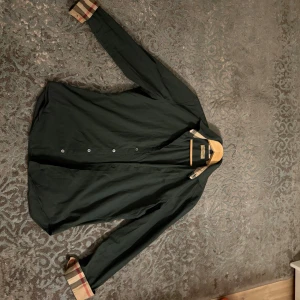 Mörk Burberry skjorta - Mörk grön skjorta från Burberry den är helt ny har inte använt den