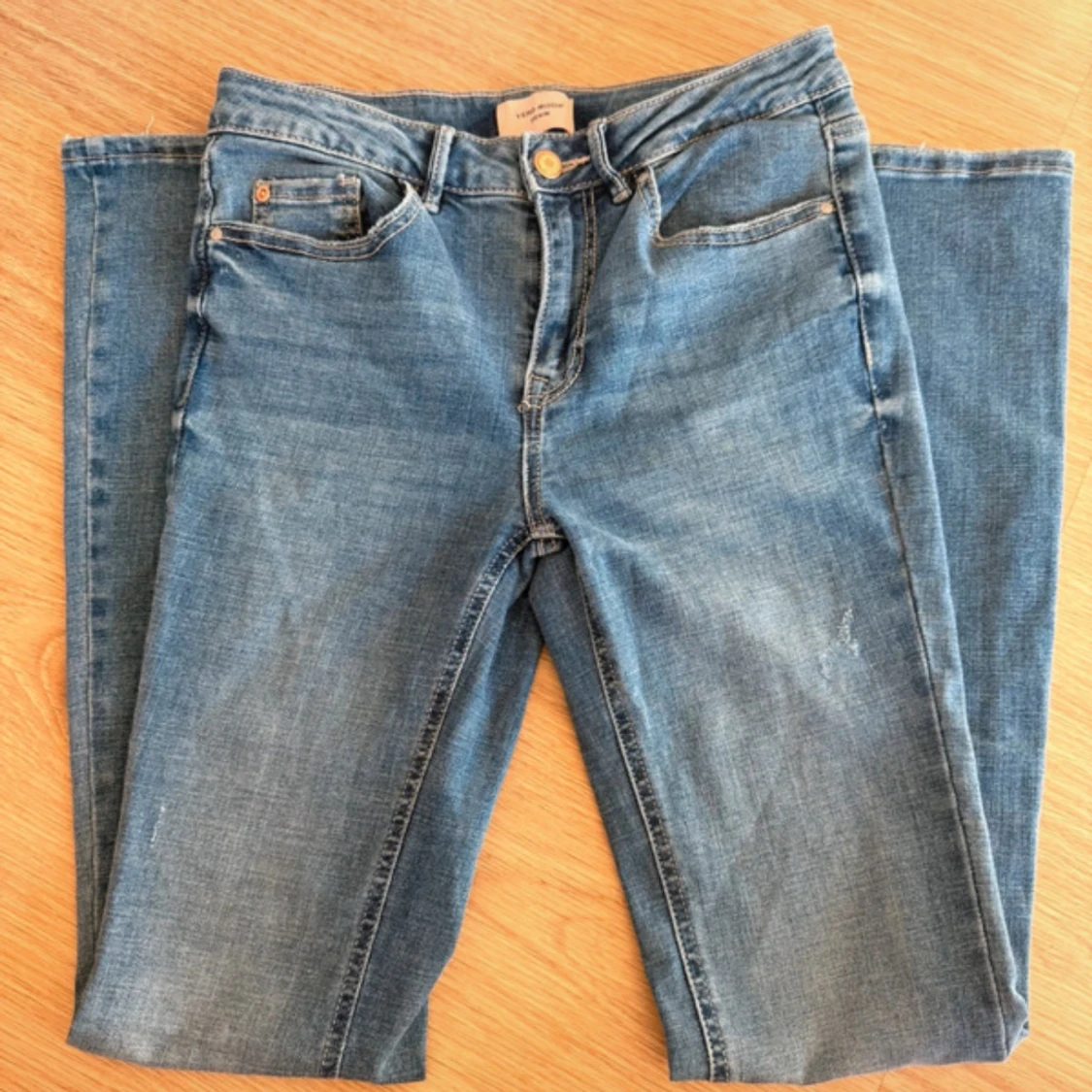 Blå jeans med raka ben och fickdetaljer - 2