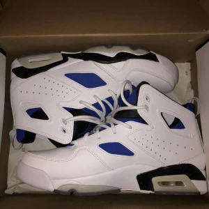  Jordan air flight royal - Säljer ett par helt nya oanvända Jordan i vitt och blått med svarta detaljer. Skorna har klassisk Jumpman-logga på häl och sula. Storlek 42 funkar som 42,5 också. Säljer dom eftersom jag köpte fel storlek. Byte går oxå.  Pris kan diskuteras.