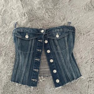 Zara jeans topp  - Zara jeans topp/ korsett i storlek xs, köpt för 399 använd en gång , en liten söm som hade gått upp när ja fick den annars inga fel , se bild