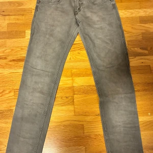 Replay anbass - Ett par jeans från Replay i modellen anbass, byxorna har snygga slitningar på både fram och bakficka. Byxorna har skador längst ner som visas i bilden.
