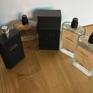Fem herrparfymer från Zara - Samling med fem olika herrparfymer från Zara: Silver, Jasper Dunes, Forum For Him, Uomo och Seoul Summer. Perfekt för dig som vill testa flera stilar och hitta din favorit. Modern design och populära dofter för unga.