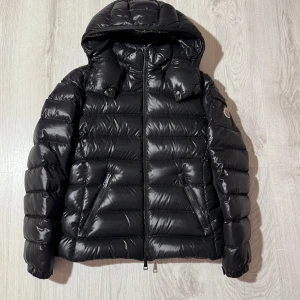 Moncler Bady  - Moncler bady i size 1/s, skick 9,5/10 som ny, dustbag medföljer vid köp, nypris 17600kr, vid funderingar hör av er.