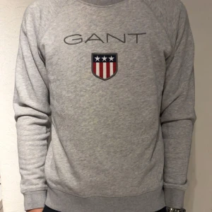 Gant tröja - Grå gant tröja ett bra skick, storelk 176 cm men passar min kille som är 1,85 och vanliga fall har storlek S i tröjor. 