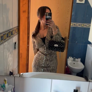 Zebramönstrad långklänning ifrån adoore  - Säljer den populära zebra mönstrade klänningen ifrån adoore. Använd en gång. Storlek 36/ small 🩷köptes för 1695 kr.