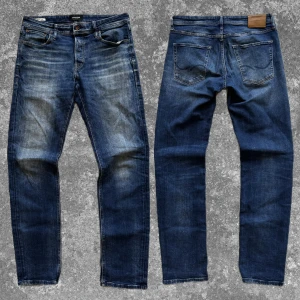 Jack and Jones Jeans med klassisk wash - Blå denim med clean, klassisk look  Ger en stilren men relaxed vibe — perfekt balans mellan casual och premium. Sitter skönt  📏 Storlek/Mått: 32/34. A:42cm B:79cm C:22cm D:20cm E:17cm ⚡️ Skick: Mycket bra skick 💰 Pris: 349kr-kan gå ner vid snabb affär! 