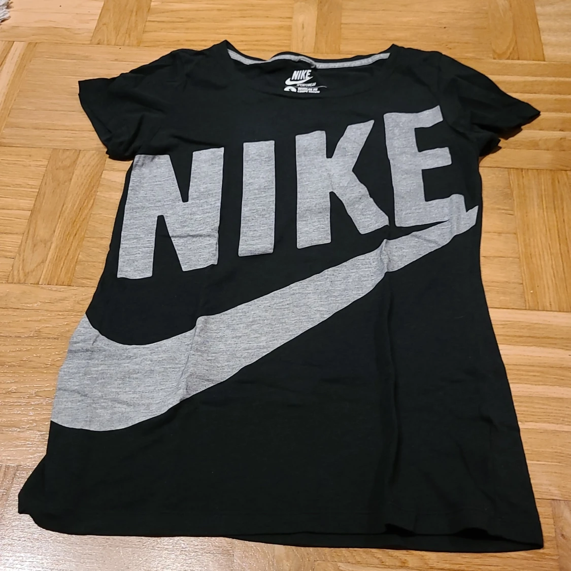 Svart Nike t-shirt med stor logga