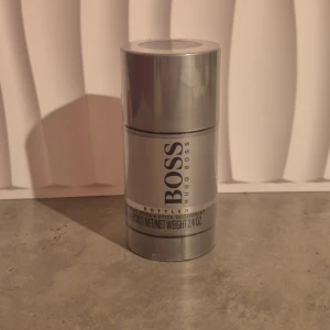 Hugo Boss Bottled Deostick 75ml - Fräsch deodorantstick från Hugo Boss Bottled, perfekt för dig som vill hålla dig fräsch hela dagen. Volym: 75ml. Ingredienser: propylene glycol, aqua, butylene glycol, parfym m.m. Tillverkad i Monaco.