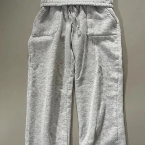 Low waist sweatpants  - Säljer mina virala lager 157 sweatpants! De är de mörkgråa och är i fint skick! Säljer då jag växt ur denna storlek 140, vilket är jättesynd då dem är SÅ fina och SÅ sköna! 💓Pris kan diskuteras! Nyköpta för 200kr! Därimot utan prislapp! Köpta tillsammans med blåa och beigea, Allt 190kr! Alltså 63kr/st!💜