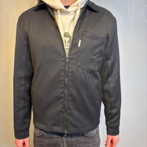 Overshirt - Säljer denna overshirt med dragkedja | Storlek S (modellen är 180) | Skick 9/10 | hör gärna av dig vid minsta fråga ✅🙌