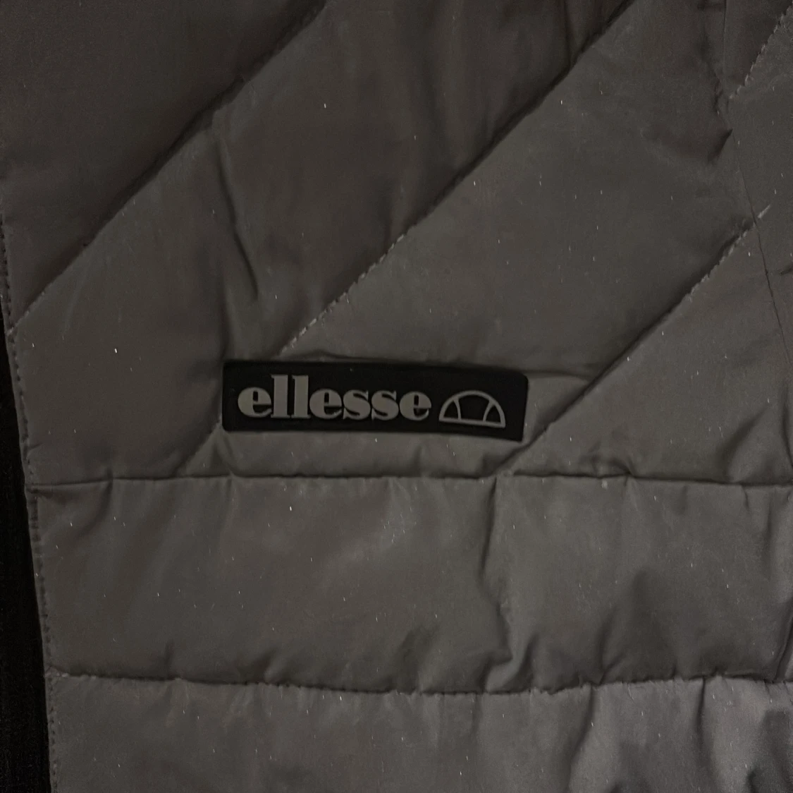 Grå pufferjacka från Ellesse - 1