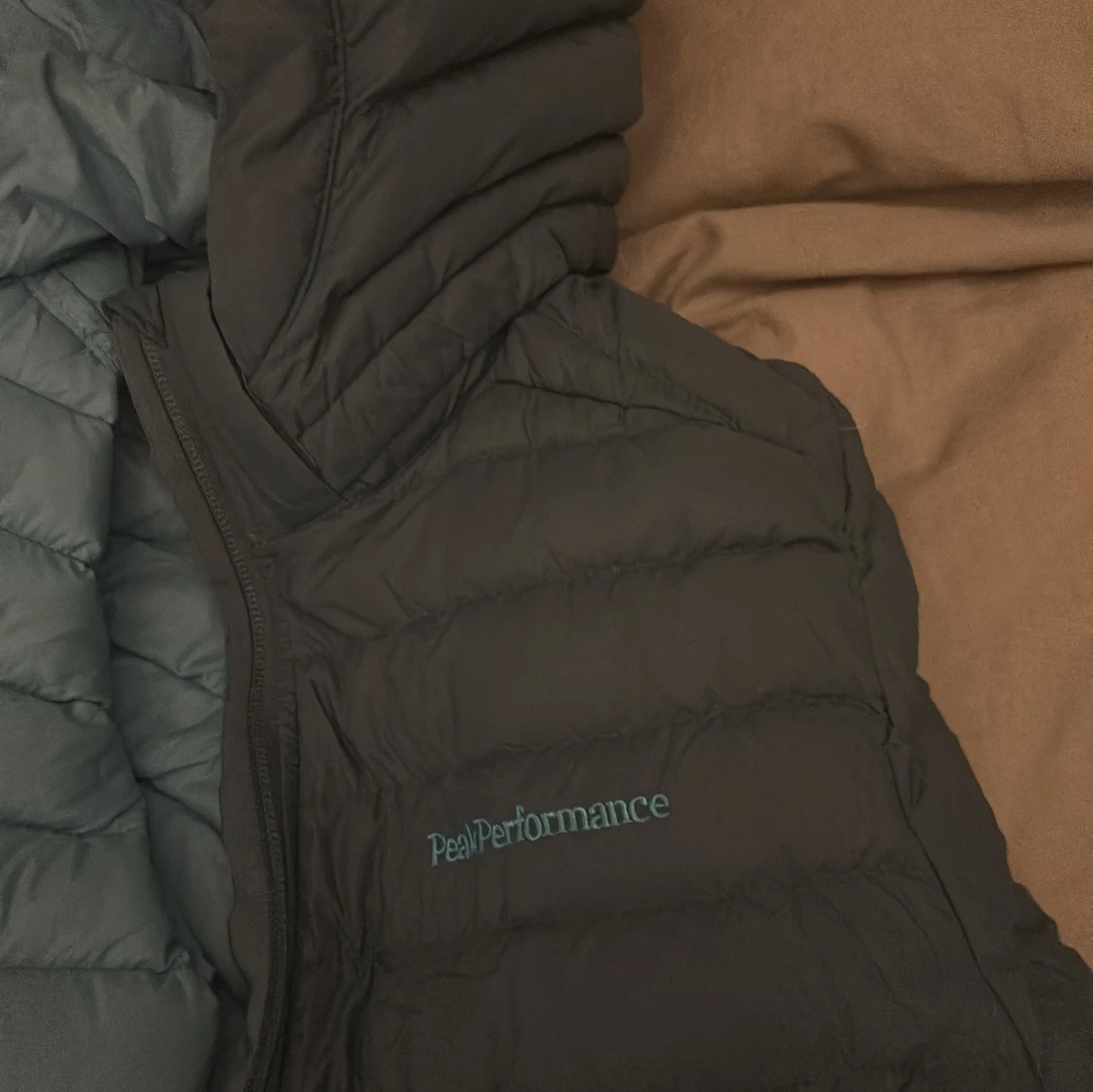 Blå dunjacka från Peak Performance 170  - 2