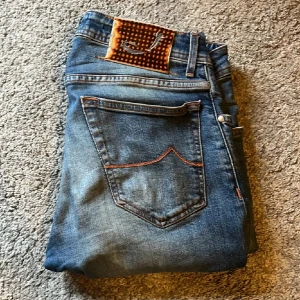 Jeans, Jacob cohën - Säljer ett par snygga blåa jeans från Jacob cohën. Skick 8/10 riktigt fetta faktiskt. Kontakta gärna vid prisförslag eller frågor😊